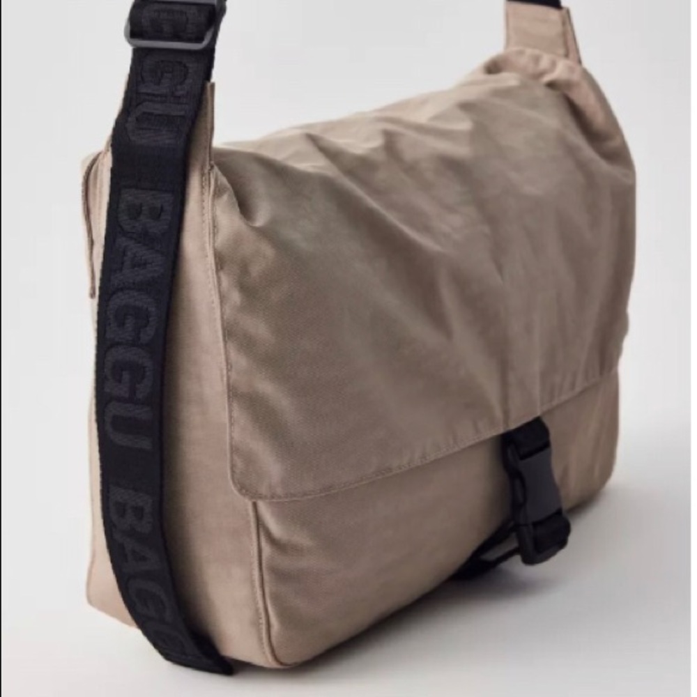 BAGGUU Nylon Messenger Bag in Dove
